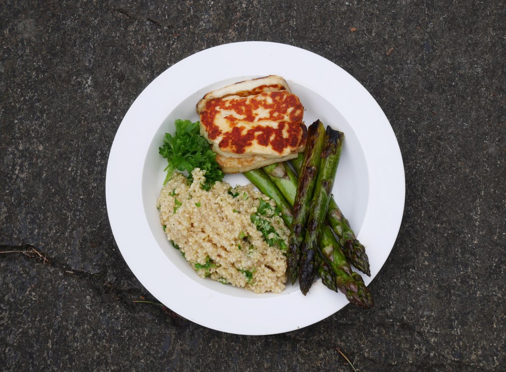 Grillattua parsaa ja halloumia sitruunakvinoalla